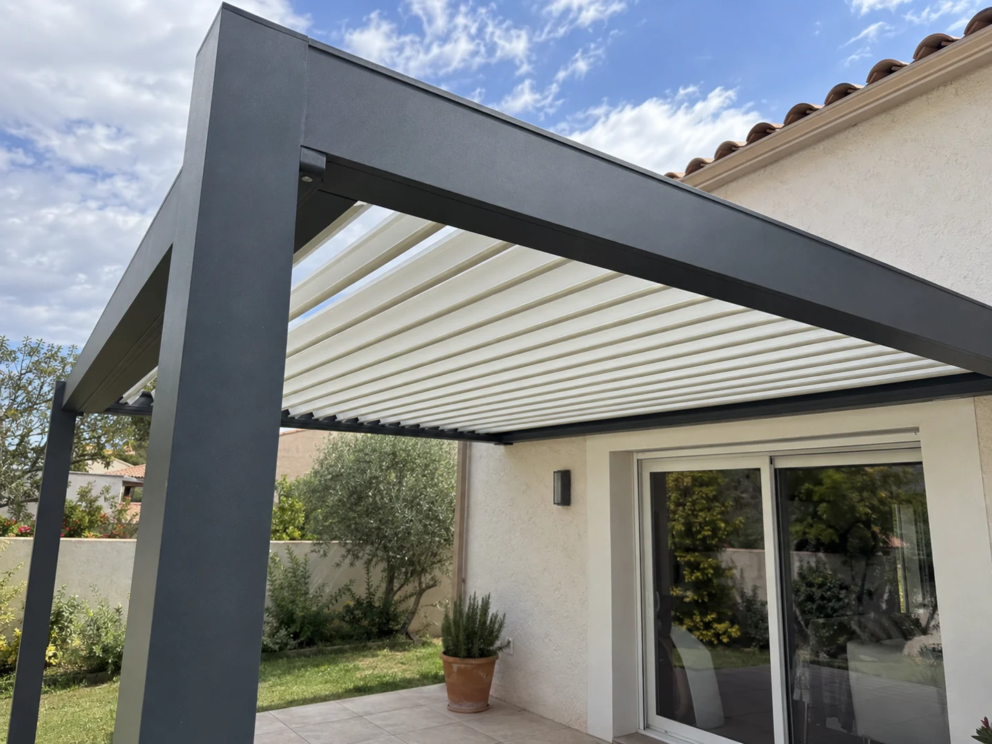 Détail des lames orientables et de la structure en aluminium d’une pergola